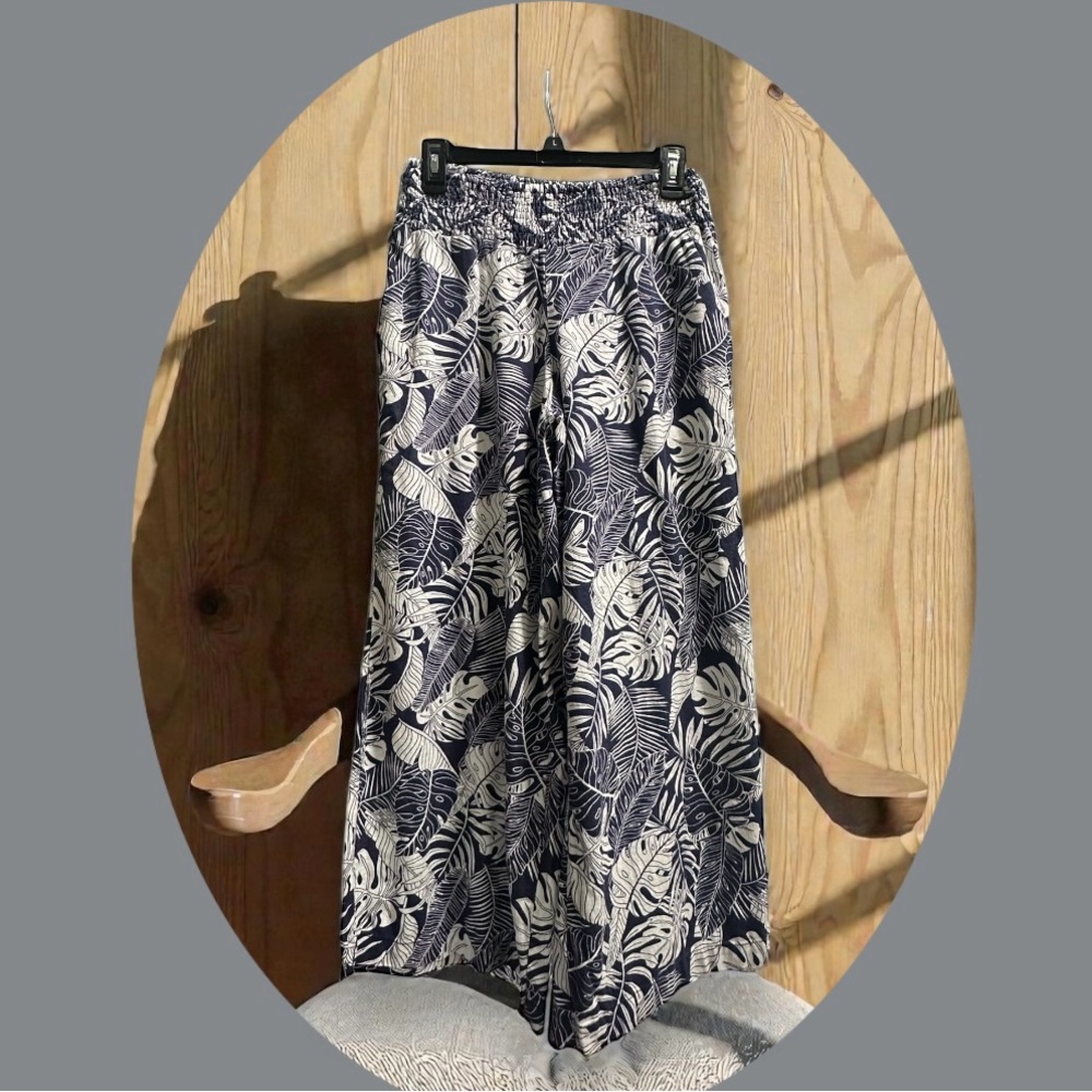 Tahari Linen Blend Wide Leg Casual Pants 
Blue/White Tropical. Size: Small